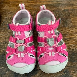 Keens pink shoes. VGUC. Sz 8. Adjustable tie, velcro strap for flex fit.